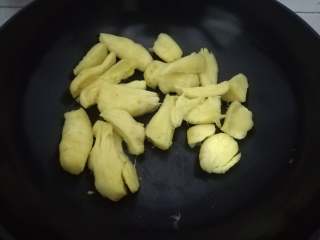 8、简易版猪脚姜,开中小火烘干，注意锅内要保持干净，不要有油