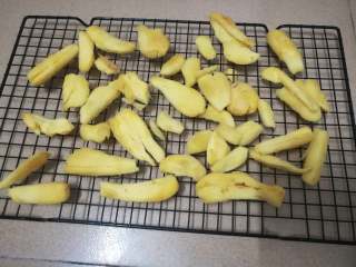 10、简易版猪脚姜,烘干后再次转移至晾网上晾凉晾干