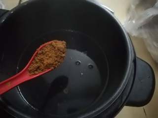 12、简易版猪脚姜,把甜醋煮热后，试下口味根据个人口感加入红糖