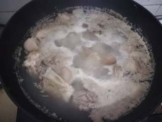 19、简易版猪脚姜,大火煮开后捞出过冷水