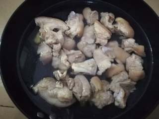 20、简易版猪脚姜,把煮好的猪脚冲洗干净，洗掉表面的浮沫