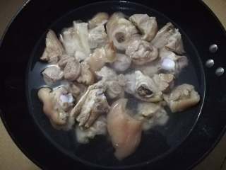 22、简易版猪脚姜,煮开后捞出再次过冷水清洗干净