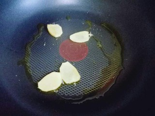 7、#一碗汤##秋季补钙佳品#鱼头粉皮汤,热锅冷油，加入切好姜片。