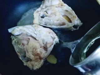 10、#一碗汤##秋季补钙佳品#鱼头粉皮汤,加入开水。(一定要加入开水)