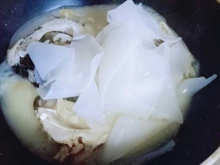 13、#一碗汤##秋季补钙佳品#鱼头粉皮汤,再加入切好的粉皮。