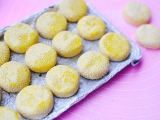 11、烤箱低油版奶香烤南瓜芝麻饼,全部刷好。