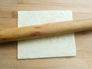 9、辅食计划十牛油果香蕉卷,用擀面杖将面包片擀薄。