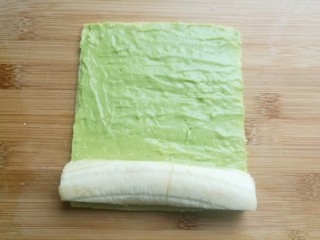 12、辅食计划十牛油果香蕉卷,将香蕉放在面包片上。