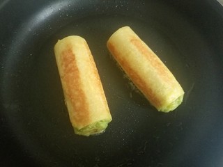 21、辅食计划十牛油果香蕉卷,把香蕉卷煎至金黄后盛出。