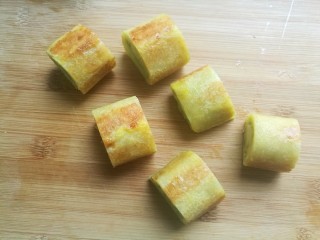 22、辅食计划十牛油果香蕉卷,做好以后切成小块，方便宝宝抓取。