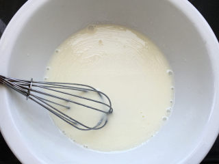 1、莲蓉蜜豆冰皮月饼,将纯牛奶、炼奶、玉米油和绵白糖放入容器，搅拌均匀。