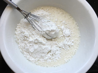 2、莲蓉蜜豆冰皮月饼,将糯米粉、粘米粉和澄粉混合均匀，放入。