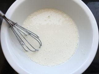 3、莲蓉蜜豆冰皮月饼,充分搅拌均匀成面糊状。