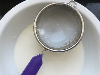 4、莲蓉蜜豆冰皮月饼,将搅拌好的面糊进行过筛。