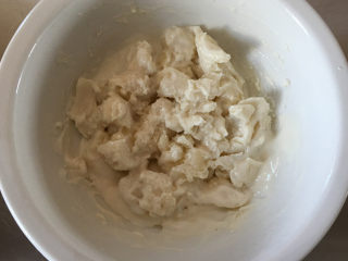 5、莲蓉蜜豆冰皮月饼,锅中倒入适量的水，隔水蒸制20分钟。