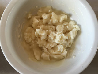 6、莲蓉蜜豆冰皮月饼,蒸制的过程中，将其进行搅拌，小心烫手。