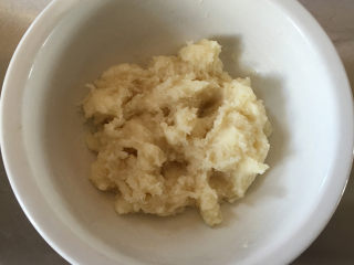 7、莲蓉蜜豆冰皮月饼,蒸好后取出，搅拌使之降温。