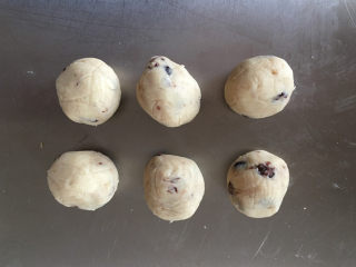 11、莲蓉蜜豆冰皮月饼,分割成每个25克，揉圆。