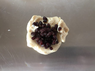 10、莲蓉蜜豆冰皮月饼,将蜜豆和莲蓉馅混合轻轻揉匀。