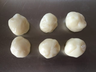 12、莲蓉蜜豆冰皮月饼,将冰皮分割成每个25克。（我制作的是50克的月饼，习惯于皮馅各25克）