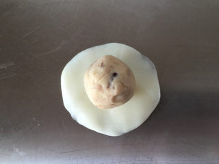 14、莲蓉蜜豆冰皮月饼,中间放上莲蓉蜜豆馅。