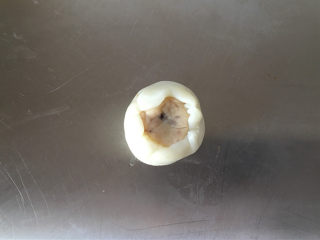 15、莲蓉蜜豆冰皮月饼,借助虎口处慢慢收拢。