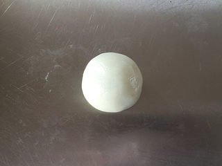 16、莲蓉蜜豆冰皮月饼,将内馅完全包住，收口向下滚圆。