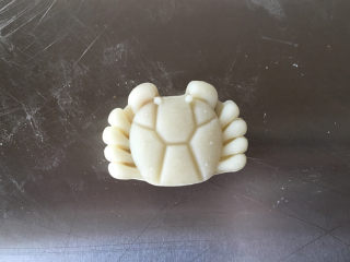 17、莲蓉蜜豆冰皮月饼,模具内撒一点手粉，将月饼压出形状即可。