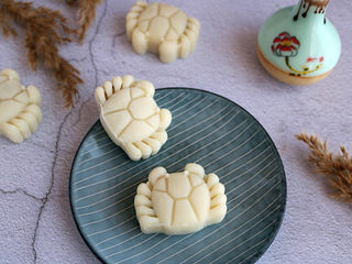 18、莲蓉蜜豆冰皮月饼,将冰皮月饼放入保鲜盒，放入冰箱，冷藏3至4小时后即可食用。