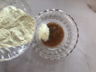 2、无糖红枣溶豆,奶粉倒入枣泥中，搅拌均匀