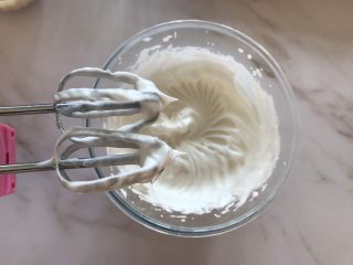 6、无糖红枣溶豆,打至蛋白纹路清晰，打蛋器提起有小尖角即可