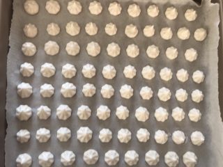 11、无糖红枣溶豆,均匀的挤入烤盘中，放入提前预热好的烤箱，上下管100度60分钟左右