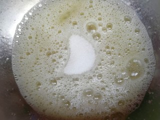 6、蜂窝煤戚风蛋糕,蛋清里面加入几滴柠檬汁，用电动打蛋器打发至粗泡状，加入三分之一的细砂糖。