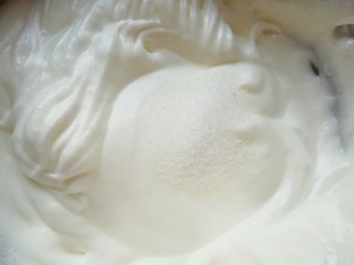 8、蜂窝煤戚风蛋糕,高速打发至出现明显的纹路，第三次加入最后三分之一的细砂糖。