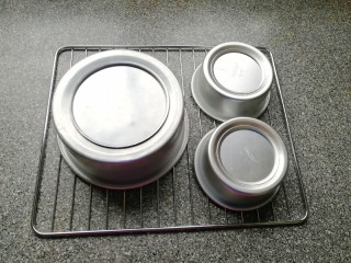 15、蜂窝煤戚风蛋糕,时间到，从烤箱里取出模具(注意烫手)，垂直摔一下震出热气，倒扣在晾网上，凉透之后翻过来脱模。