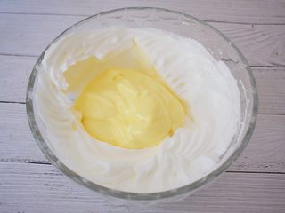 9、手指饼干,再把拌匀的蛋黄糊倒回蛋白霜中