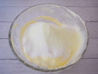 11、手指饼干,筛入低筋面粉和淳璀幼儿配方奶粉