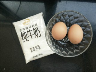 1、蔓越莓牛奶蒸蛋,准备两个鸡蛋,一袋牛奶。