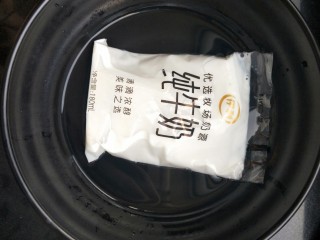 2、蔓越莓牛奶蒸蛋,牛奶用热水热一下,不需要太烫,温就可以。