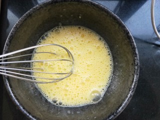 3、蔓越莓牛奶蒸蛋,鸡蛋洗干净,使劲打散。有一个蛋壳保留完整些。