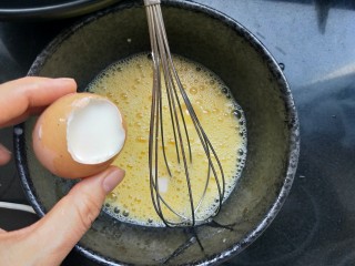 4、蔓越莓牛奶蒸蛋,加入牛奶,我是直接用蛋壳当量具,加三蛋壳温牛奶。搅拌均匀。