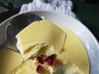 12、蔓越莓牛奶蒸蛋,舀一勺,很嫩滑,还有奶香味。