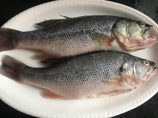 3、清蒸鲈鱼,再洗干净备用