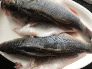 4、清蒸鲈鱼,把鱼背部开两刀，肚子划开