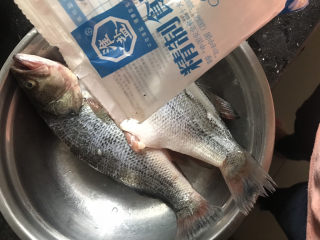 5、清蒸鲈鱼,放入适量盐抹匀