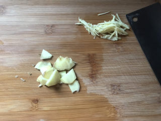 7、清蒸鲈鱼,切点姜片和姜丝备用