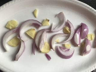 8、清蒸鲈鱼,盘子里放姜片和洋葱打底（没有大葱了，所以放的洋葱）