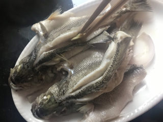 11、清蒸鲈鱼,蒸好取出来，把姜片挑出来，倒掉蒸汽水