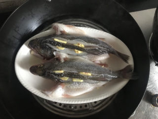 10、清蒸鲈鱼,水开上锅蒸大火8分钟