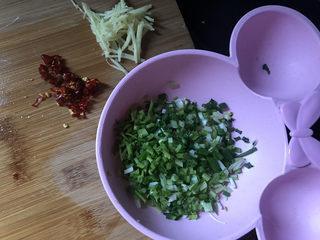 12、清蒸鲈鱼,切点葱和干辣椒